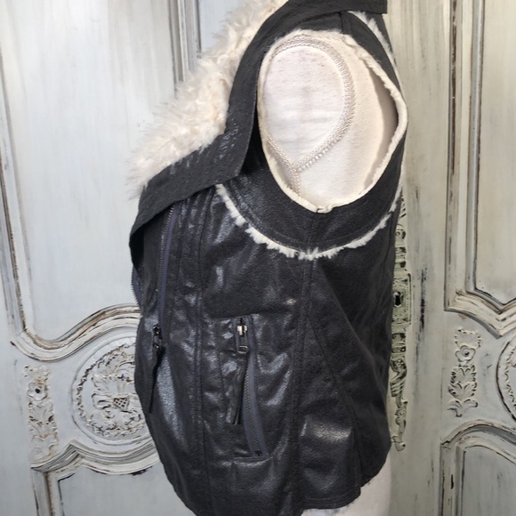 Mag Couture Faux Fur Collar and Lined Dark Metallic Zip Front Vest Size Small - Picture 8 of 14